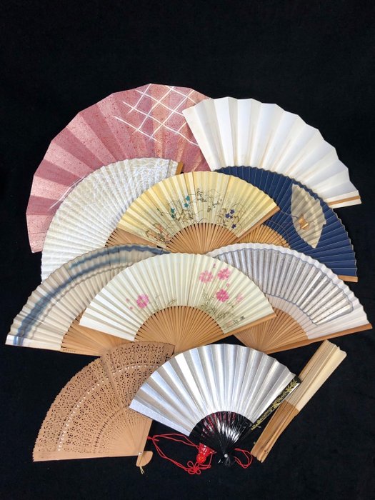 Brisa Cativante: Coleção de 11 Peças de Leques Japoneses – Um Mosaico de Tradição e Artesanato - Japão - Período Shōwa (1926-1989)