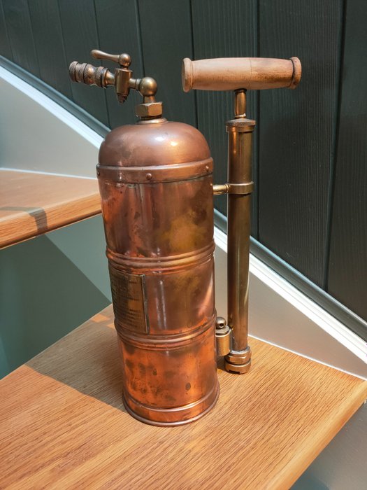 Old copper and brass sprayer, - Arbeidsverktøy