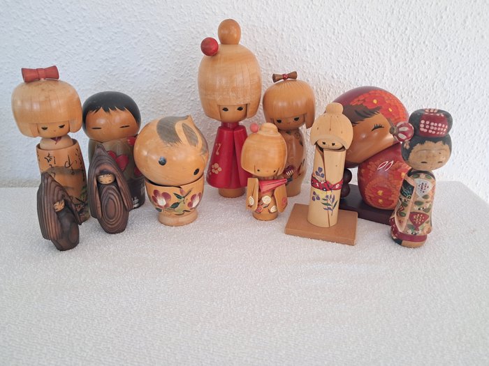 Sosaku kokeshi - kishi Sadao, Chie Tamura, and others - 雕像 - 一组十一件的 Sosaku Kokeshi 娃娃