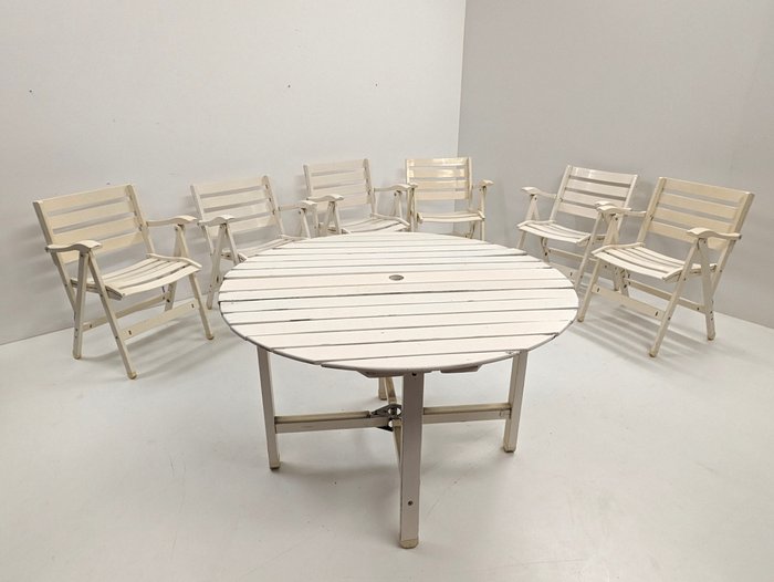 Fratelli Reguitti - Sitzgruppe - Gartenlounge: runder Tisch und sechs Klappsessel aus emailliertem Holz