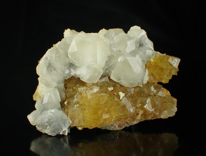 Erstaunlicher Fluorit mit Calcit Kristalle auf Muttergestein - Höhe: 92 mm - Breite: 67 mm- 258 g