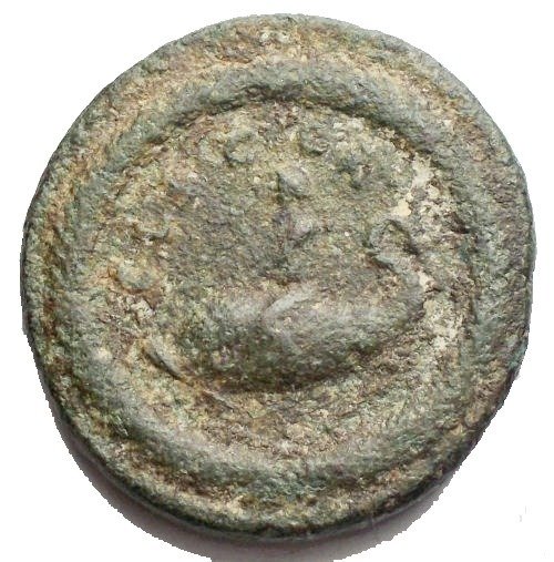Corintia, Corinto. Lucio Vero (161-169 e. c.). Æ - Melikertes-Palaimon lriding on back of dolphin swimming left within pinewreath
