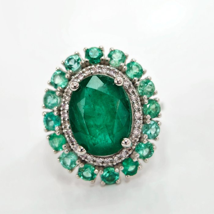 6.35 ct Green Emerald & 0.26 ct Faint Pink Diamond Ring - 6.62 gr - Sormus - 14 kt. Valkokulta Smaragdi 