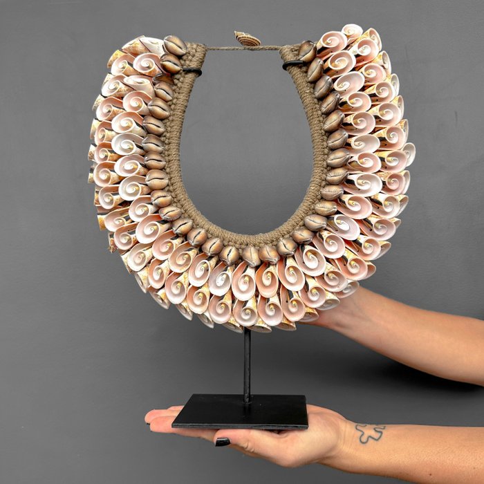 Ozdobny ornament - NO RESERVE PRICE - SN6 - Decorative Shell Necklace on custom stand - - Indonezja 