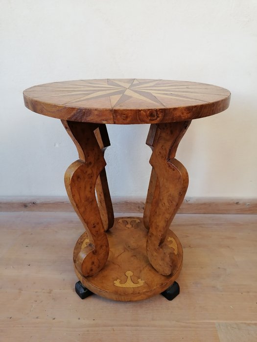 Beistelltisch - Ein besonderer Beistelltisch/Pflanzentisch aus Holz
