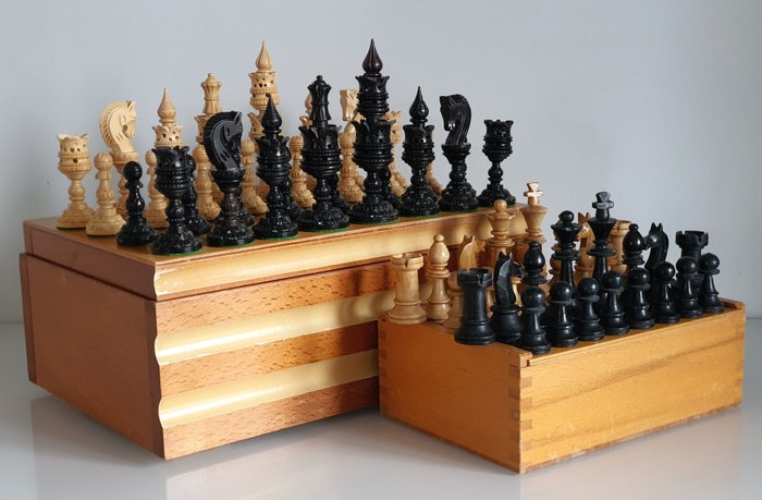 Dwa zestawy figur szachowych: "Lotos" ręcznie rzeźbione figury szachowe w dużym lakierowanym pudełku - Schackspel - buxbom (vita figurer) och ebenholts (svarta figurer)