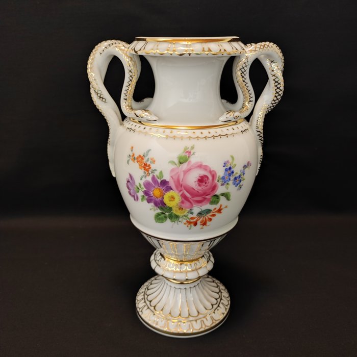 Meissen - E. A. Leuteritz - Vase -  Schlangenhenkelvase/Prunkvase 22,7 cm Blumenmalerei/Blumenbouquet und reiche Goldstaffage  - Porzellan