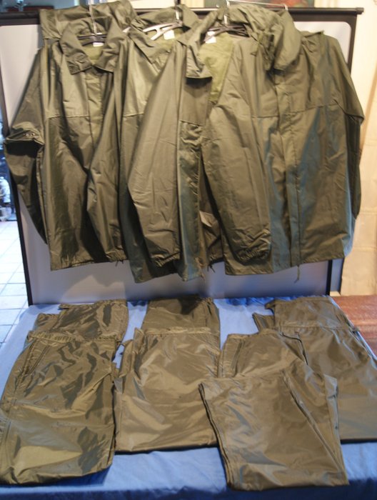France - 4 x imperméable et 7 x pantalons France. - Équipement militaire