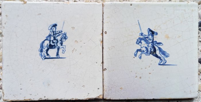 Laatta - 2 antiikkia Delftin sinistä laattaa ja ratsastajat. - 1650-1700 