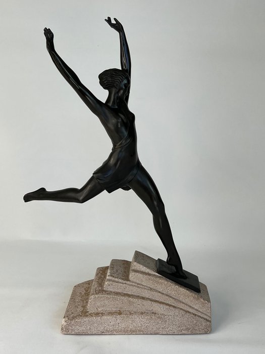 Max Le Verrier - Fayral, sinonimo de Pierre Le Faguays - Sculpture, Olympie - 52 cm - Base en métal et en pierre reconstruite - 1930