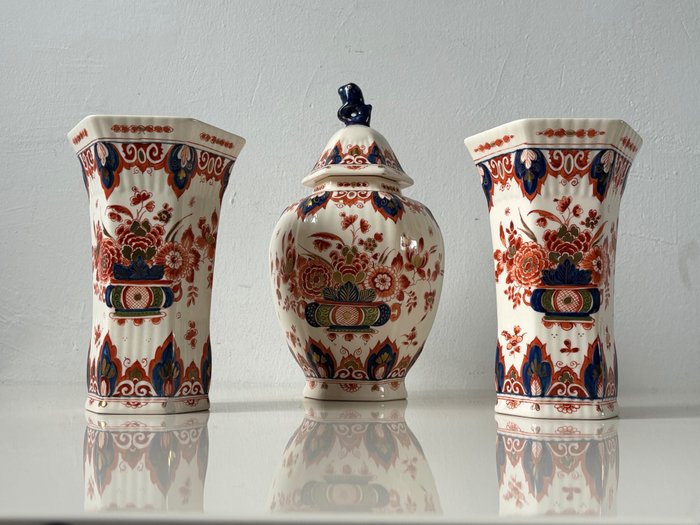 De Porceleyne Fles, Delft - J. Breedveld - Vase mit Deckel (3) -  Dreiteiliges Schrankset  - Keramik