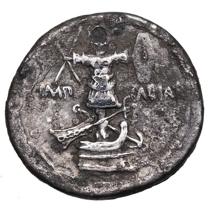 Römische Republik. Octavianus. Denarius Marine- und Militärtrophäe mit Helm, Kürass, Schild und Prora
