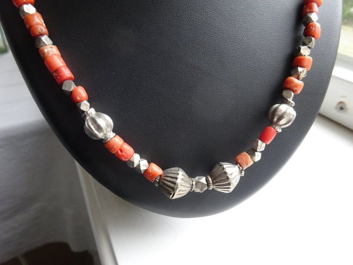 由印度和尼泊爾的舊珠子製成的項鍊 - 珊瑚, 銀 - 尼泊爾/印度 - 20世紀