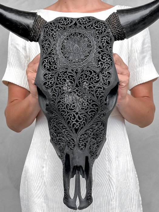 FĂRĂ PRET DE REZERVĂ - Craniu de taur sculptat manual negru autentic - Motiv Lotus - Craniu sculptat - Bos Taurus - 53 cm - 49 cm - 19 cm- Speciile Non-CITES
