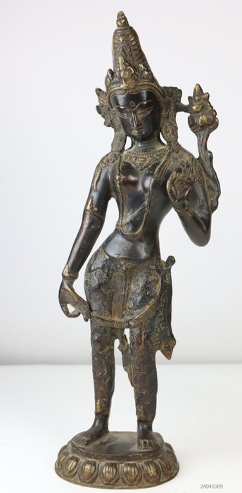 Tibetaanse boeddhistische godheid- Staande Tara (Dhoti versierd met votieve ontwerpen) - Bronz (patinált) - Nepál  (Nincs minimálár)