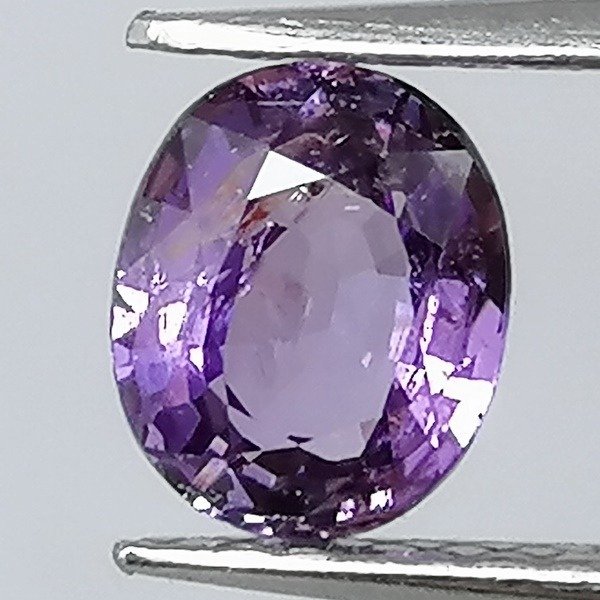 Violet safir - 0.68 ct