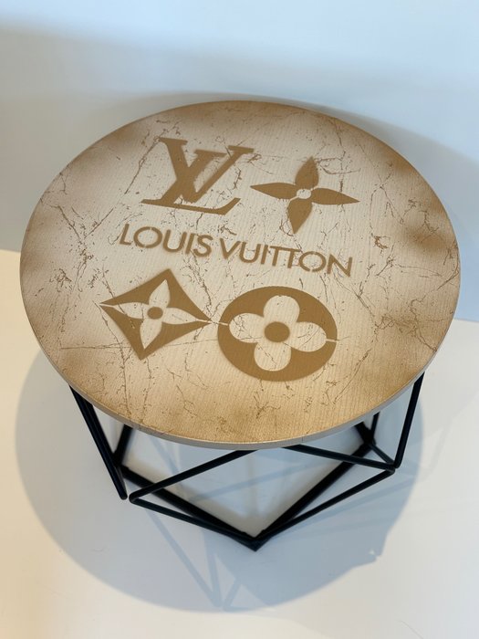 Rob VanMore - Tea-Time on Louis Vuitton Table - ø50cm