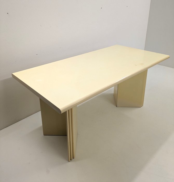 Tisch - Esstisch aus lackiertem Holz