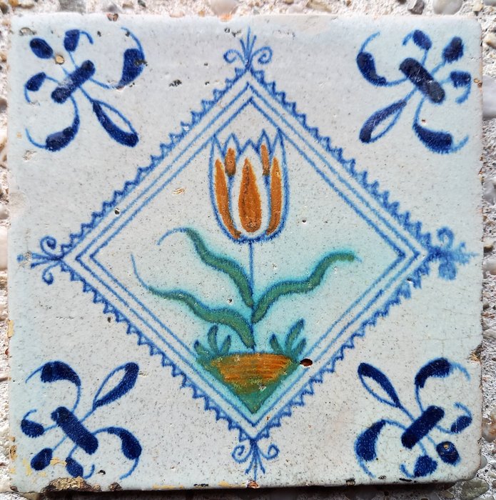 Tile - Antique tile with tulip. - 1600-1650 