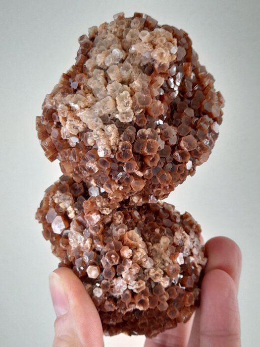 大块文石（人造卫星）- 晶体群 - 高度: 7 cm - 宽度: 13 cm- 689 g