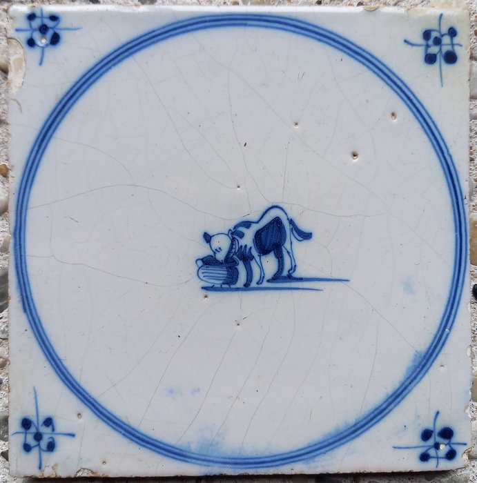 Fliese - Antike Delfter blaue Fliese mit der Darstellung „Der Hund im Topf“. - 1750–1800 