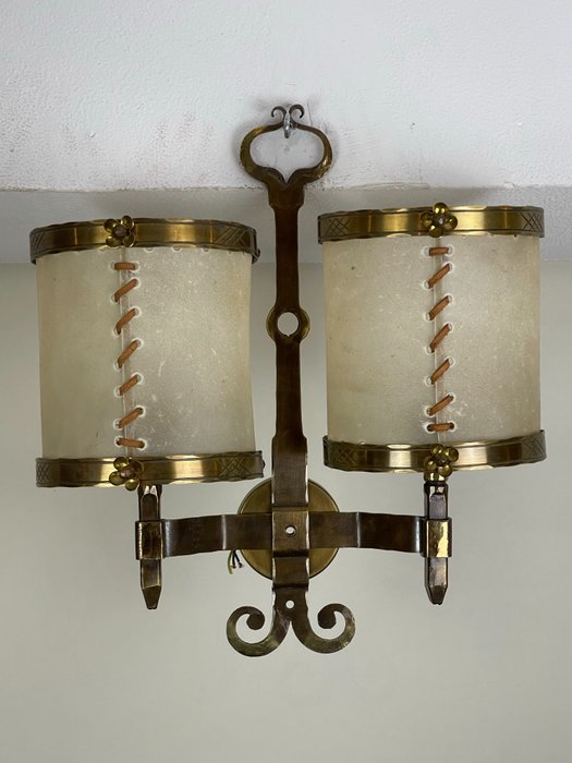 壁灯 (1) - 古董壁灯，由优质黄铜制成，有两个臂 - 黄铜