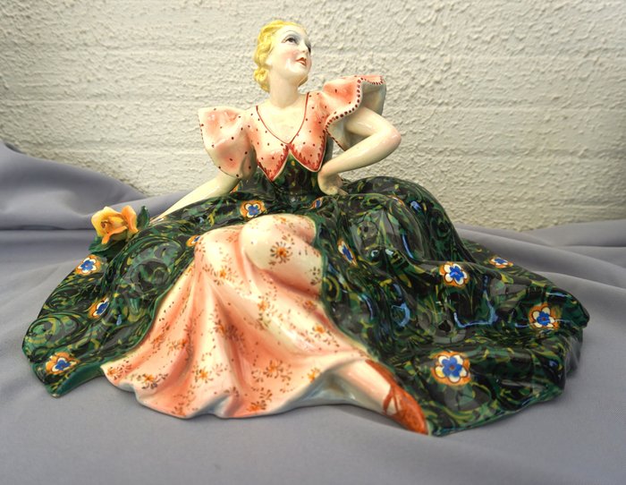 Onbekend - Statuetta - Dame met wijde rok - Ceramica