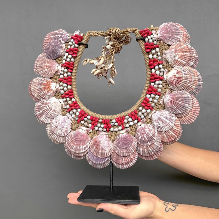 Ornement décoratif - NO RESERVE PRICE - SN9 - Decorative Shell necklace on custom stand - - Indonésie 