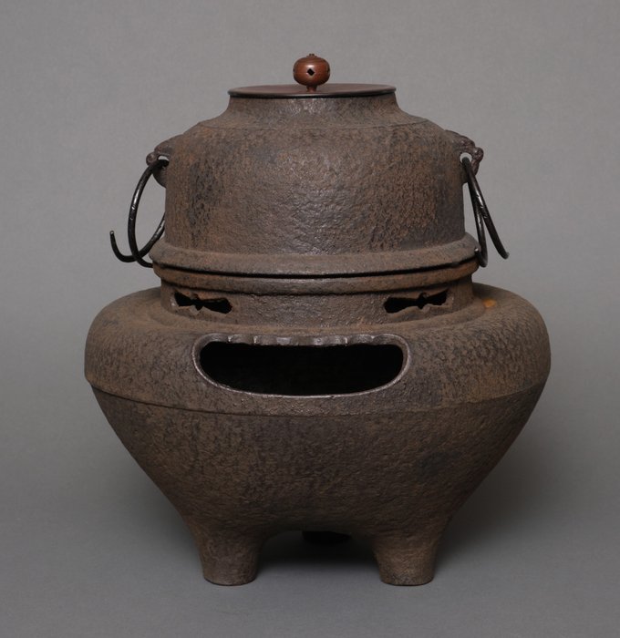 Wasserkocher auf Ständer und Brenner -  Cha gama 茶釜 („Teekessel“) - Bronze