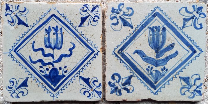 瓦 - 2 块古色古香的代尔夫特蓝色瓷砖，上面有郁金香。 - 1600-1650年 