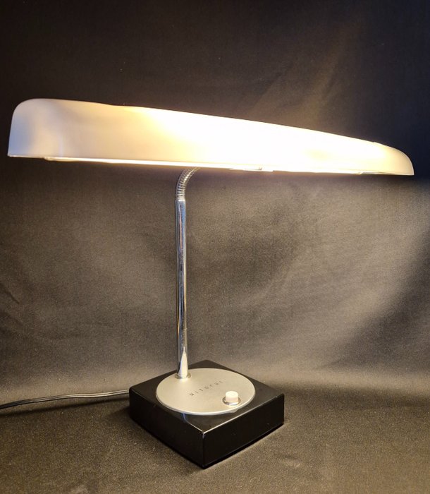Hitachi - Lámpara de escritorio - Luz de luna 506 - Plástico, cromo y metal pintado.