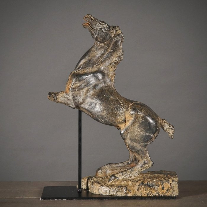 Skulptur, Beeld van een Zwart Steigerend Paard op een Stalen Voet - 33 cm - Komposittmateriale