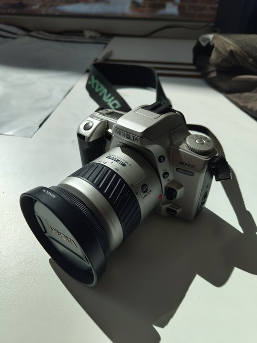 Minolta Dynax 404si — 28-80mm f/3.5 lens Yksilinssinen digitaalinen peiliheijastuskamera (SLR)