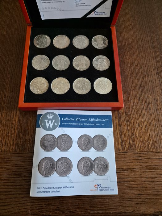 Nederländerna. 2 1/2 Gulden 1898-1944, officiële uitgave van de Koninklijke Nederlandse munt en bevat 12 zilveren rijksdaalders