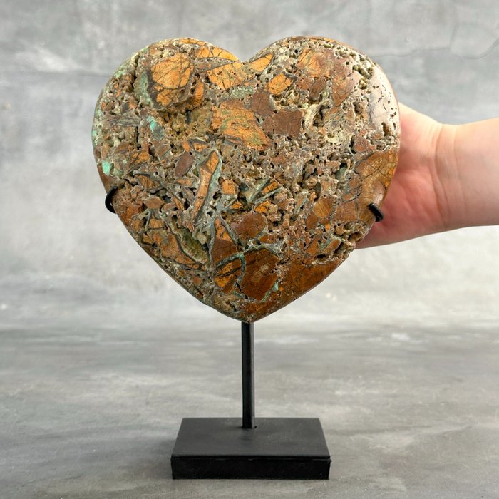 INGEN RESERVEPRIS - Wonderful Heart Shape of Green Smithsonite med stativ- Hjerte - Høyde: 20 cm - Bredde: 14 cm- 1900 g