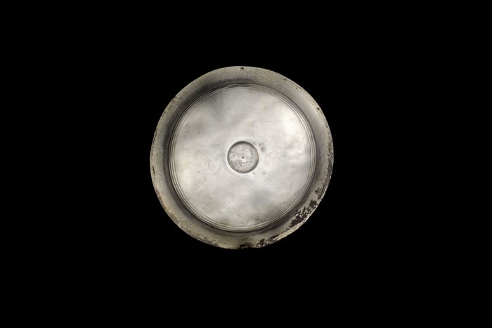 阿契美尼德帝国 银质中耳瓶，刻有泰尔国王的阿拉姆语铭文，直径 18.9 厘米 - phiale. 西班牙出口许可证