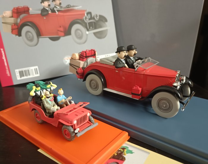 Tintin - 2 Modellautos - 1/24 + 1/43 - das 201 Cabrio + Jeep rot schwarz gold - Moulinsart / Hachette / Atlas