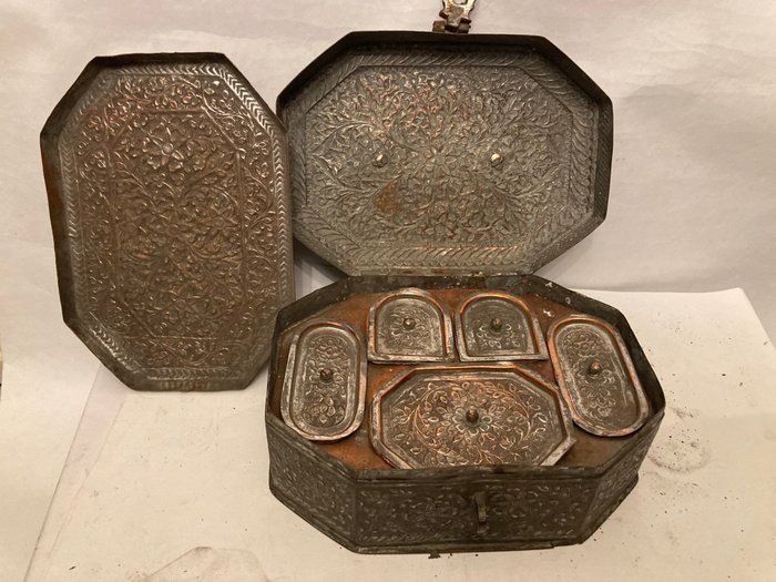 Schatulle - antike versilberte, reich verzierte Truhe mit Tablett und Fächern - Kupfer, Versilbert