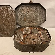 Kist – antiek verzilverde rijkelijk gedecoreerde kist met dienblad en vakken – Koper, Verzilverd