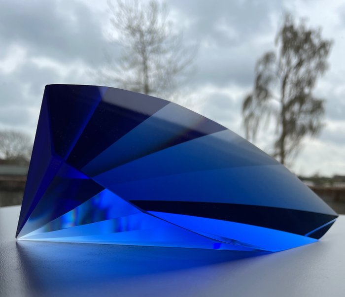 Tomas Brzon - Skulptur, “ DARK BLUE“ Unique - 23 cm - Glas