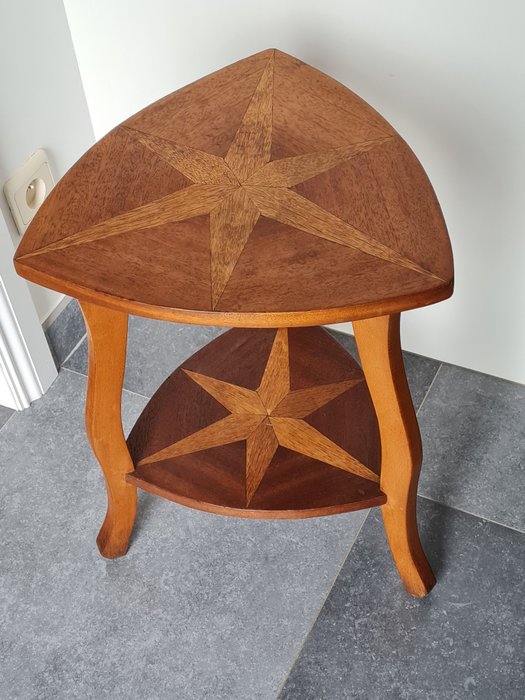 Beistelltisch - Holz, dreieckiger Tisch mit dekorativer Einlage