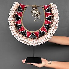 Decoratief ornament – NO RESERVE PRICE – SN2 – Decorative Shell Necklace on a Custom Stand – – Indonesië