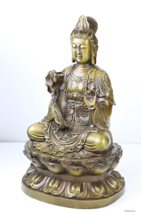 Beeld Quan Yin zittend op lotustroon - 青铜（已生铜绿） - 中国  (没有保留价)