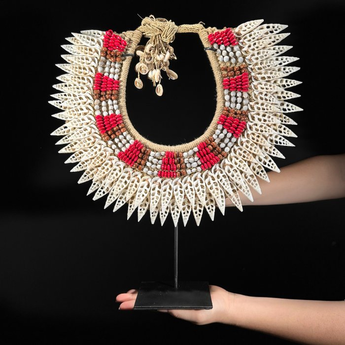 Dekorativt ornament - NO RESERVE PRICE - SN4 - Decorative Shell Necklace with custom stand - Indonesien 