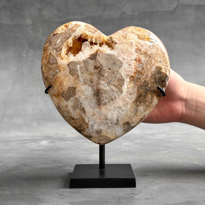 KEIN MINDESTPREIS – Wundervoller Kristallquarz Herzförmig auf einem maßgefertigten Ständer - Höhe: 18 cm - Breite: 14 cm- 2200 g - (1)