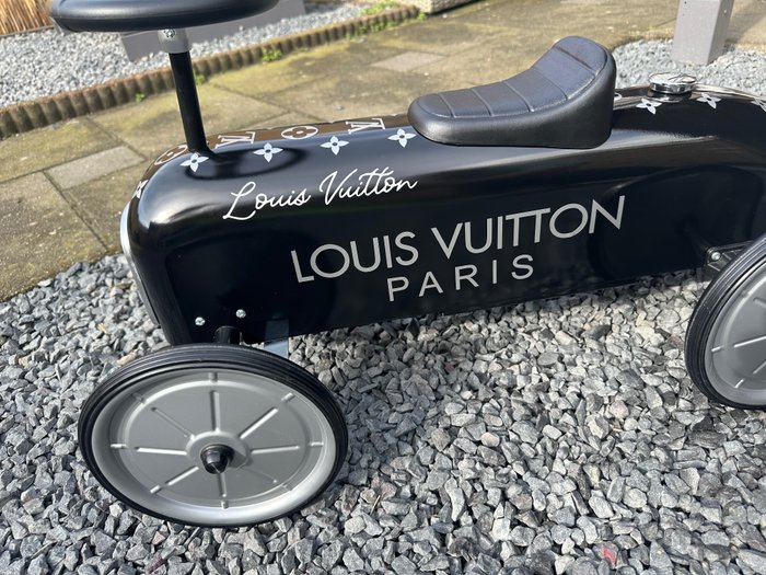DS4RT - Louis Vuitton loopauto Exclusief