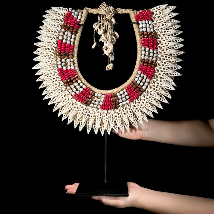 Ozdobny ornament - NO RESERVE PRICE - SN4 - Decorative Shell Necklace with custom stand - Indonezja 