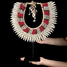 Decoratief ornament (1) – – NO RESERVE PRICE – SN4 – Decorative Shell Necklace with custom stand – Schelpen, witte kralen, rode kralen en natuurlijke vezels – Indonesië