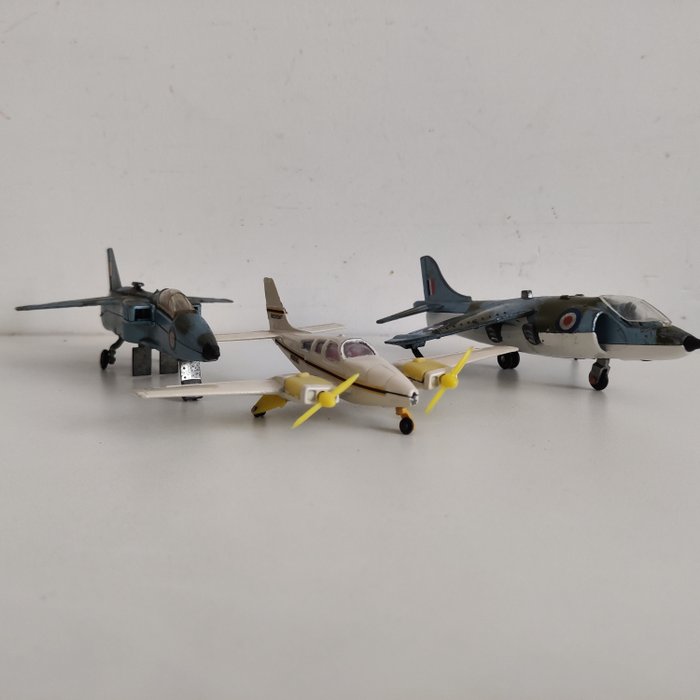 Dinky Toys 1:76 - 3 - Avion de război - S.E.P.E.C.A.T. Jaguar, HARRIER GR MKI, BEECHCRAFT C55.BARON