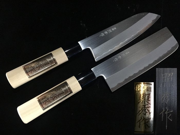 Set of 2 / 照秀 TERUHIDE / 菜切 NAKIRI 三得 SANTOKU - Couteau de table (2) - Couteau de cuisine japonais - Acier, Bois